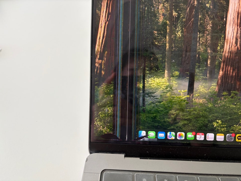 맥북 프로 파손 대표 이미지